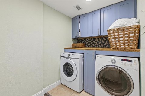 House in Tampa, Florida 4 bedrooms, 141.03 sq.m. № 2403659 - photo 26