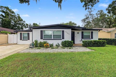 House in Tampa, Florida 4 bedrooms, 141.03 sq.m. № 2403659 - photo 4