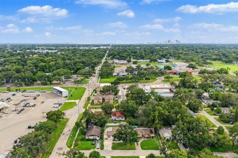 House in Tampa, Florida 4 bedrooms, 141.03 sq.m. № 2403659 - photo 9