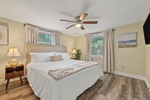 House in Tampa, Florida 4 bedrooms, 141.03 sq.m. № 2403659 - photo 30