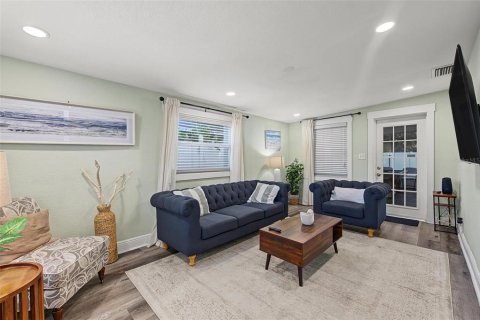 House in Tampa, Florida 4 bedrooms, 141.03 sq.m. № 2403659 - photo 27
