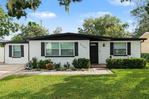 House in Tampa, Florida 4 bedrooms, 141.03 sq.m. № 2403659