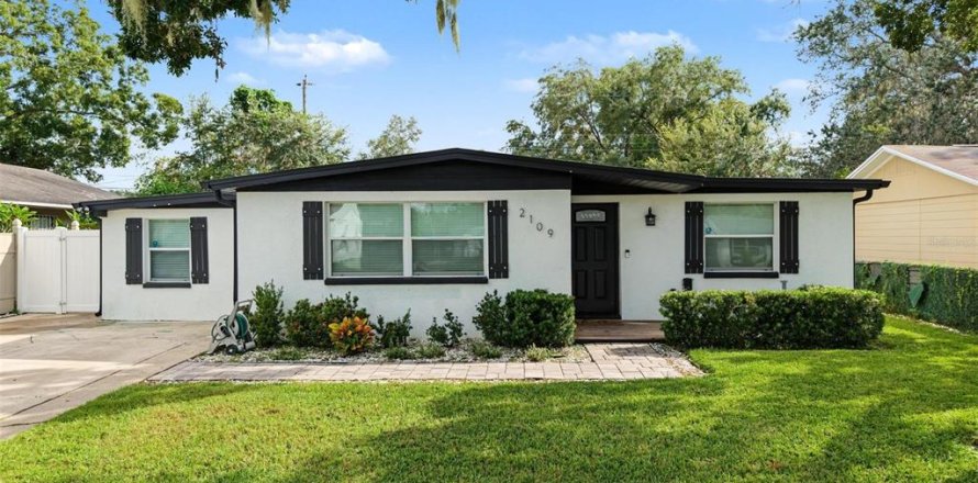 House in Tampa, Florida 4 bedrooms, 141.03 sq.m. № 2403659