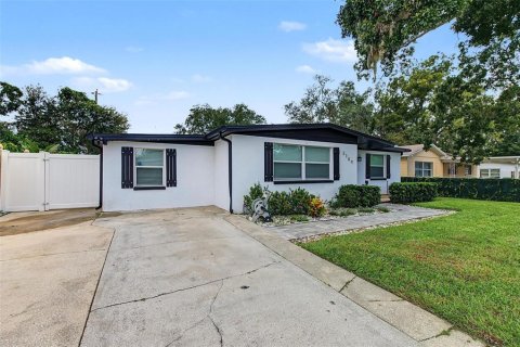 House in Tampa, Florida 4 bedrooms, 141.03 sq.m. № 2403659 - photo 5