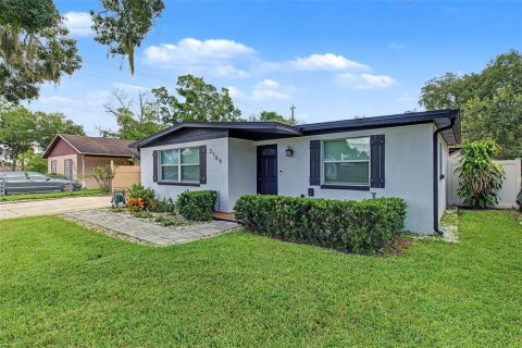 House in Tampa, Florida 4 bedrooms, 141.03 sq.m. № 2403659 - photo 2