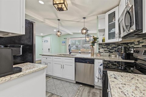 House in Tampa, Florida 4 bedrooms, 141.03 sq.m. № 2403659 - photo 25