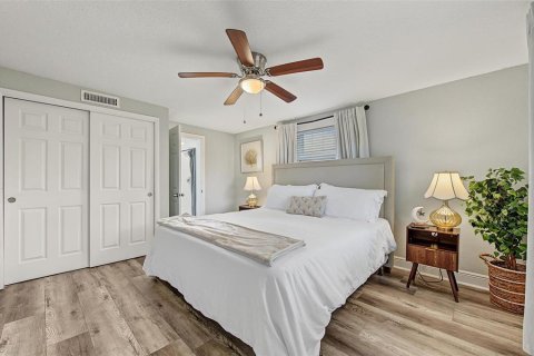 House in Tampa, Florida 4 bedrooms, 141.03 sq.m. № 2403659 - photo 29
