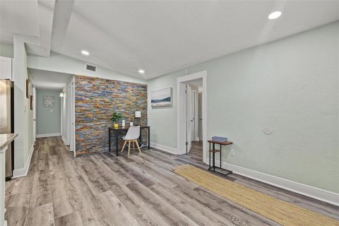 House in Tampa, Florida 4 bedrooms, 141.03 sq.m. № 2403659 - photo 14
