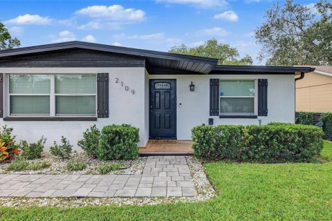House in Tampa, Florida 4 bedrooms, 141.03 sq.m. № 2403659 - photo 3