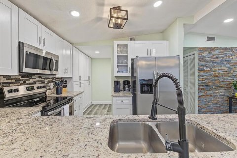 House in Tampa, Florida 4 bedrooms, 141.03 sq.m. № 2403659 - photo 22