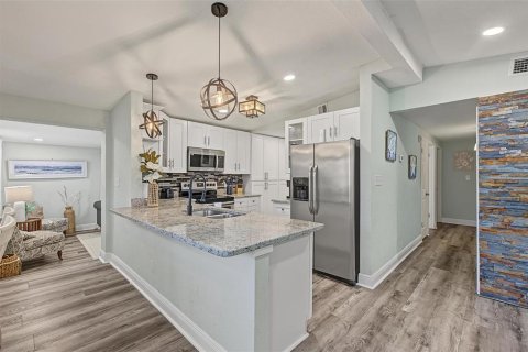 House in Tampa, Florida 4 bedrooms, 141.03 sq.m. № 2403659 - photo 20