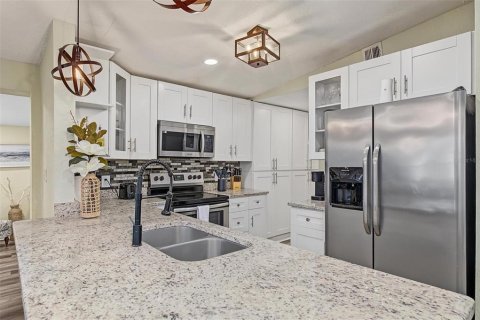 House in Tampa, Florida 4 bedrooms, 141.03 sq.m. № 2403659 - photo 21