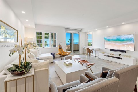 Снять в аренду кондоминиум в Майами-Бич, Флорида 2 спальни, 174.19м2, № 1958972 - фото 2