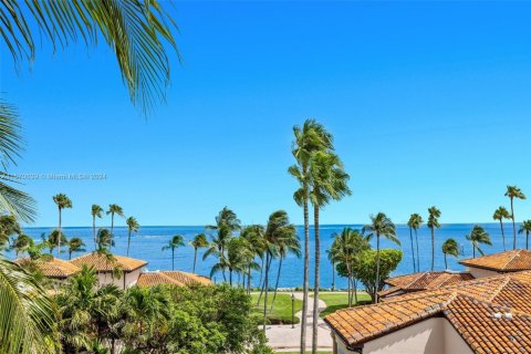 Снять в аренду кондоминиум в Майами-Бич, Флорида 2 спальни, 174.19м2, № 1958972 - фото 1