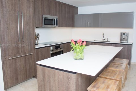 Condo in Miami, Florida, 2 bedrooms  № 2076665 - photo 15