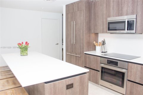Condo in Miami, Florida, 2 bedrooms  № 2076665 - photo 2