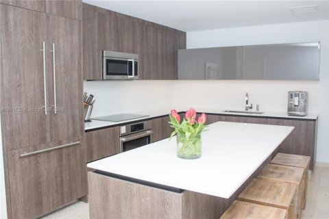 Condo in Miami, Florida, 2 bedrooms  № 2076665 - photo 16