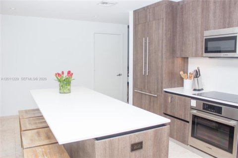 Condo in Miami, Florida, 2 bedrooms  № 2076665 - photo 17