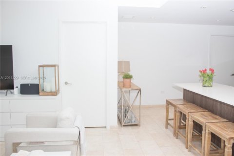 Condo in Miami, Florida, 2 bedrooms  № 2076665 - photo 14
