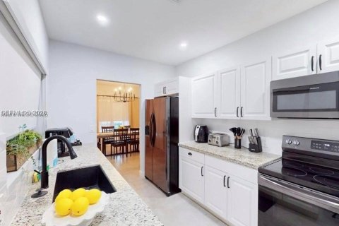 House in Miami, Florida 4 bedrooms, 109.53 sq.m. № 2000524