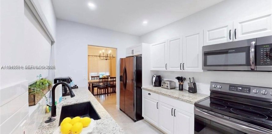 House in Miami, Florida 4 bedrooms, 109.53 sq.m. № 2000524