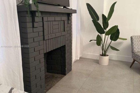 House in Miami, Florida 4 bedrooms, 109.53 sq.m. № 2000524 - photo 7