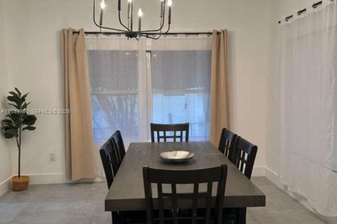 House in Miami, Florida 4 bedrooms, 109.53 sq.m. № 2000524 - photo 5