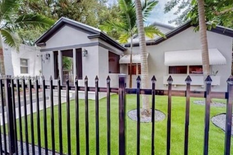 House in Miami, Florida 4 bedrooms, 109.53 sq.m. № 2000524 - photo 2