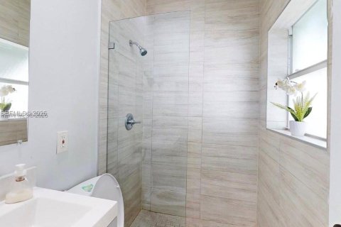 House in Miami, Florida 4 bedrooms, 109.53 sq.m. № 2000524 - photo 12