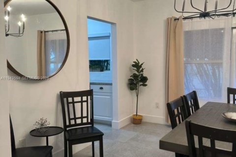 House in Miami, Florida 4 bedrooms, 109.53 sq.m. № 2000524 - photo 9