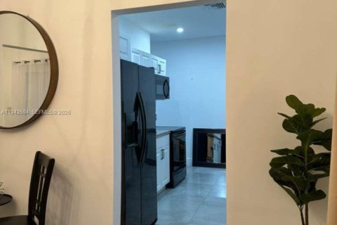 House in Miami, Florida 4 bedrooms, 109.53 sq.m. № 2000524 - photo 6