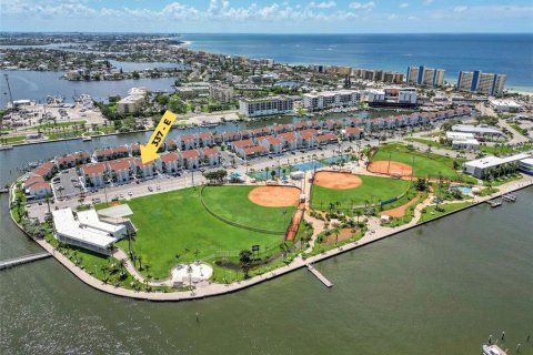 Copropriété à vendre à Madeira Beach, Floride: 2 chambres, 96.62 m2 № 1684894 - photo 1