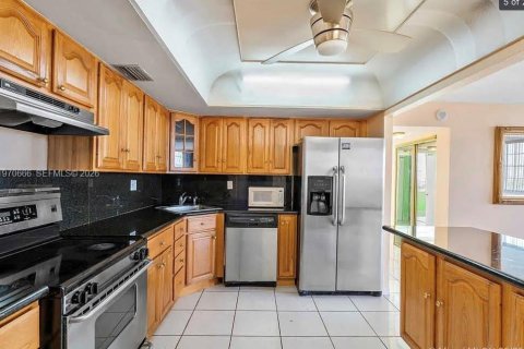 Condo in North Miami, Florida, 2 bedrooms  № 2032547 - photo 2