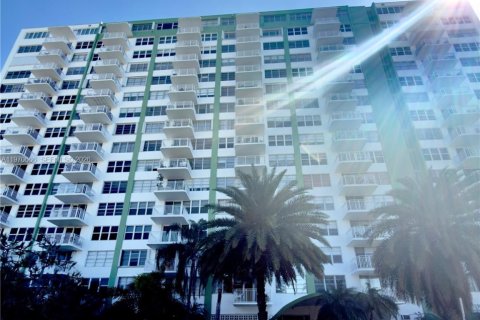 Condo in North Miami, Florida, 2 bedrooms  № 2032547 - photo 7
