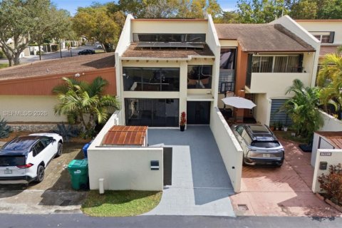 Townhouse in Miami, Florida 3 bedrooms, 168.71 sq.m. № 2011982 - photo 28