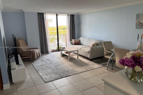 Condo in North Miami, Florida, 2 bedrooms  № 1811590 - photo 2