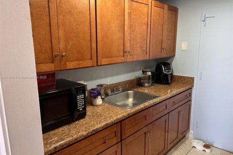 Condo in North Miami, Florida, 2 bedrooms  № 1811590 - photo 5