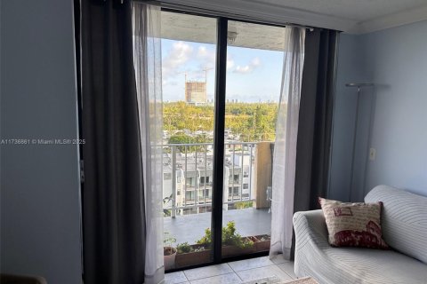 Condo in North Miami, Florida, 2 bedrooms  № 1811590 - photo 1