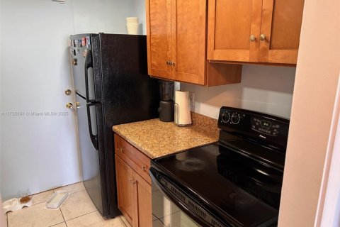 Condo in North Miami, Florida, 2 bedrooms  № 1811590 - photo 6