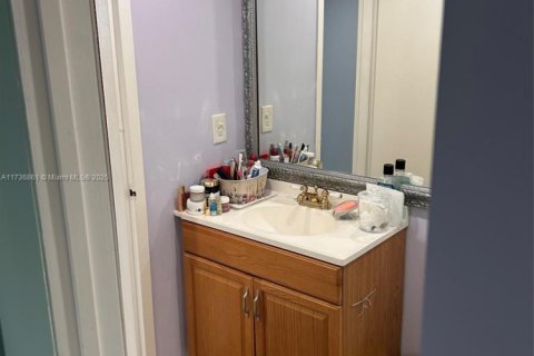 Condo in North Miami, Florida, 2 bedrooms  № 1811590 - photo 11