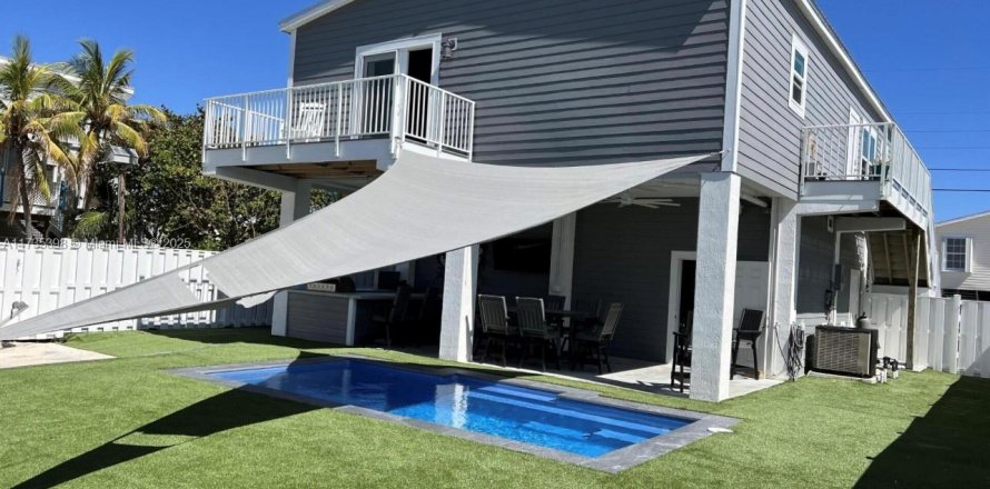 House in Marathon, Florida 3 bedrooms, 133.78 sq.m. № 1709349