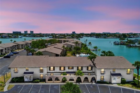 Condominio en Treasure Island, Florida, 1 dormitorio  № 2156496