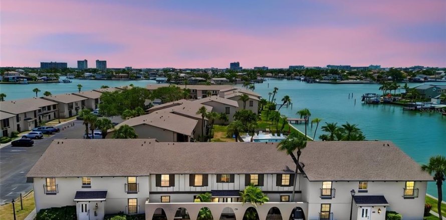 Condominio en Treasure Island, Florida, 1 dormitorio  № 2156496
