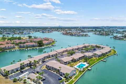 Condominio en alquiler en Treasure Island, Florida, 1 dormitorio, 72.93 m2 № 2156496 - foto 2