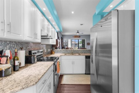 House in Weeki Wachee, Florida 2 bedrooms, 122.82 sq.m. № 1747241 - photo 18