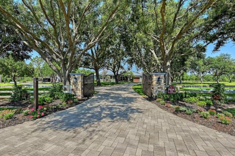 House in Bradenton, Florida 7 bedrooms, 702.53 sq.m. № 1884307 - photo 9