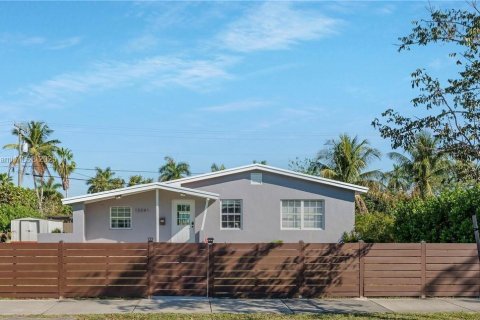 House in Cutler Bay, Florida 3 bedrooms, 136.47 sq.m. № 1994924 - photo 1