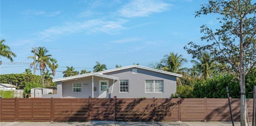 House in Cutler Bay, Florida 3 bedrooms, 136.47 sq.m. № 1994924