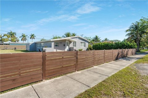 House in Cutler Bay, Florida 3 bedrooms, 136.47 sq.m. № 1994924 - photo 3