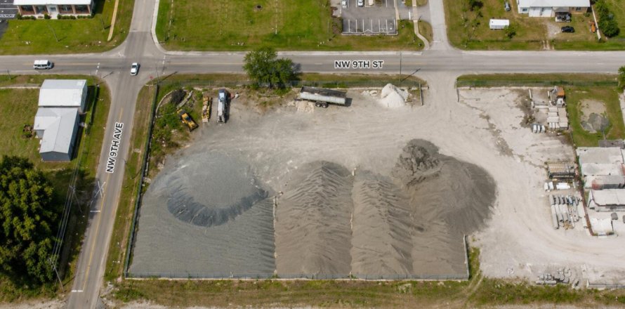 Commercial property in Okeechobee, Florida № 2083576